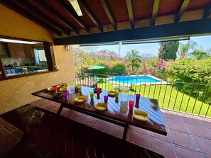 Outdoor dining - Casa en Club de Golf Hacienda San Gaspar, Jiutepec, Cuernavaca, Mexico (Fraccionamiento Club de Golf Hacienda San Gaspar)