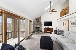TV, fireplace, stereo - SnowPine Village Townhouse, Sleeps 10, A/C (Great Valley)