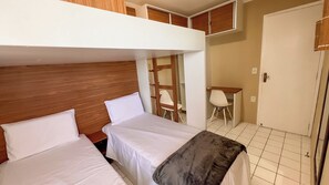 Tabla de planchar con plancha, wifi gratis y ropa de cama
