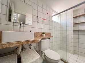 Douche, sèche-cheveux, serviettes fournies