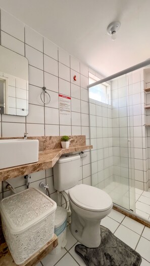 Douche, sèche-cheveux, serviettes fournies