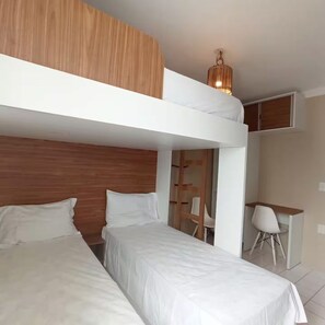 Tabla de planchar con plancha, wifi gratis y ropa de cama 