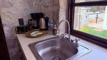 Family Room | Private kitchen | Mini-fridge, microwave