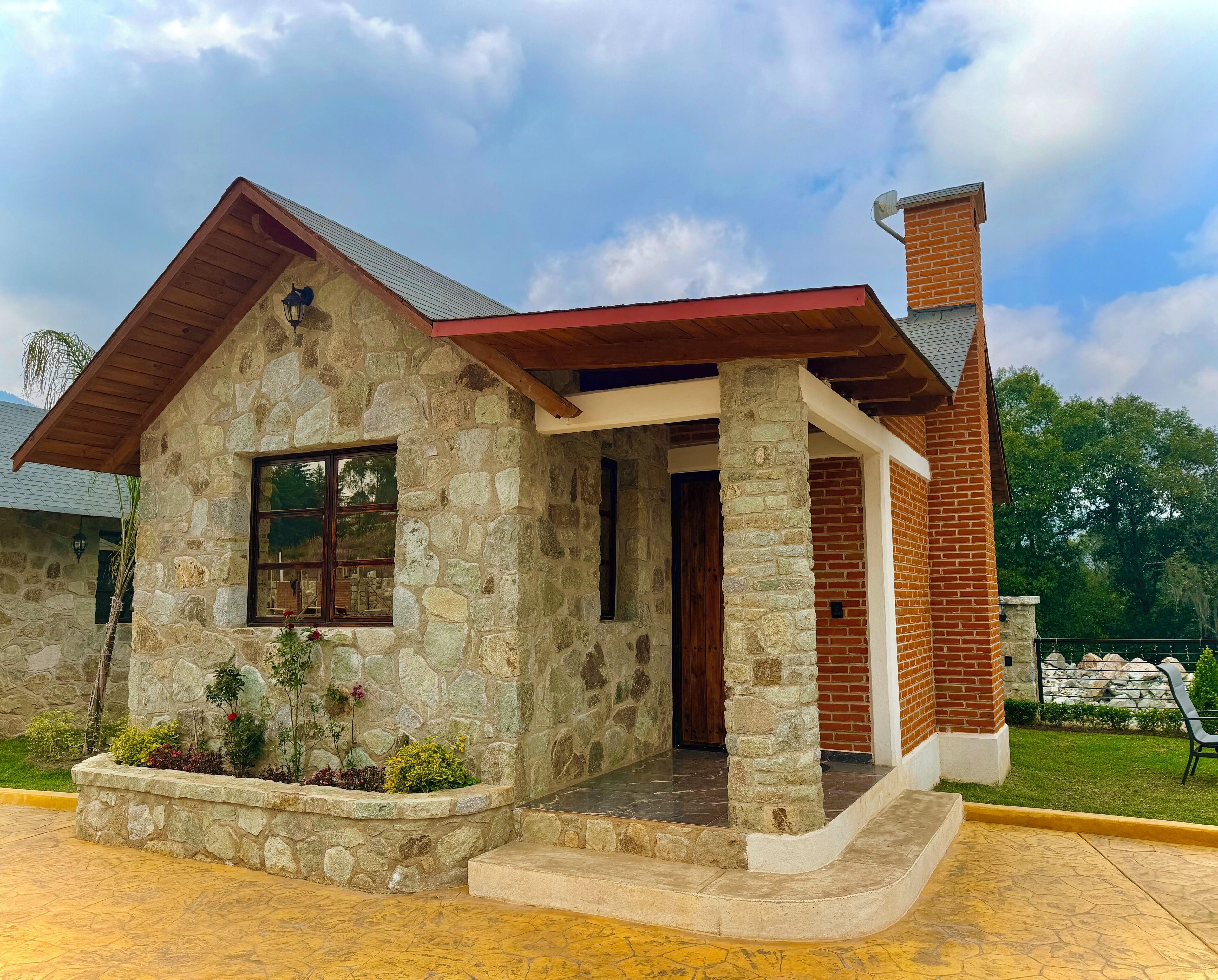 Romantisk rom, hageutsikt | Dundyner, minibar, wi-fi (inkludert) og sengetøy