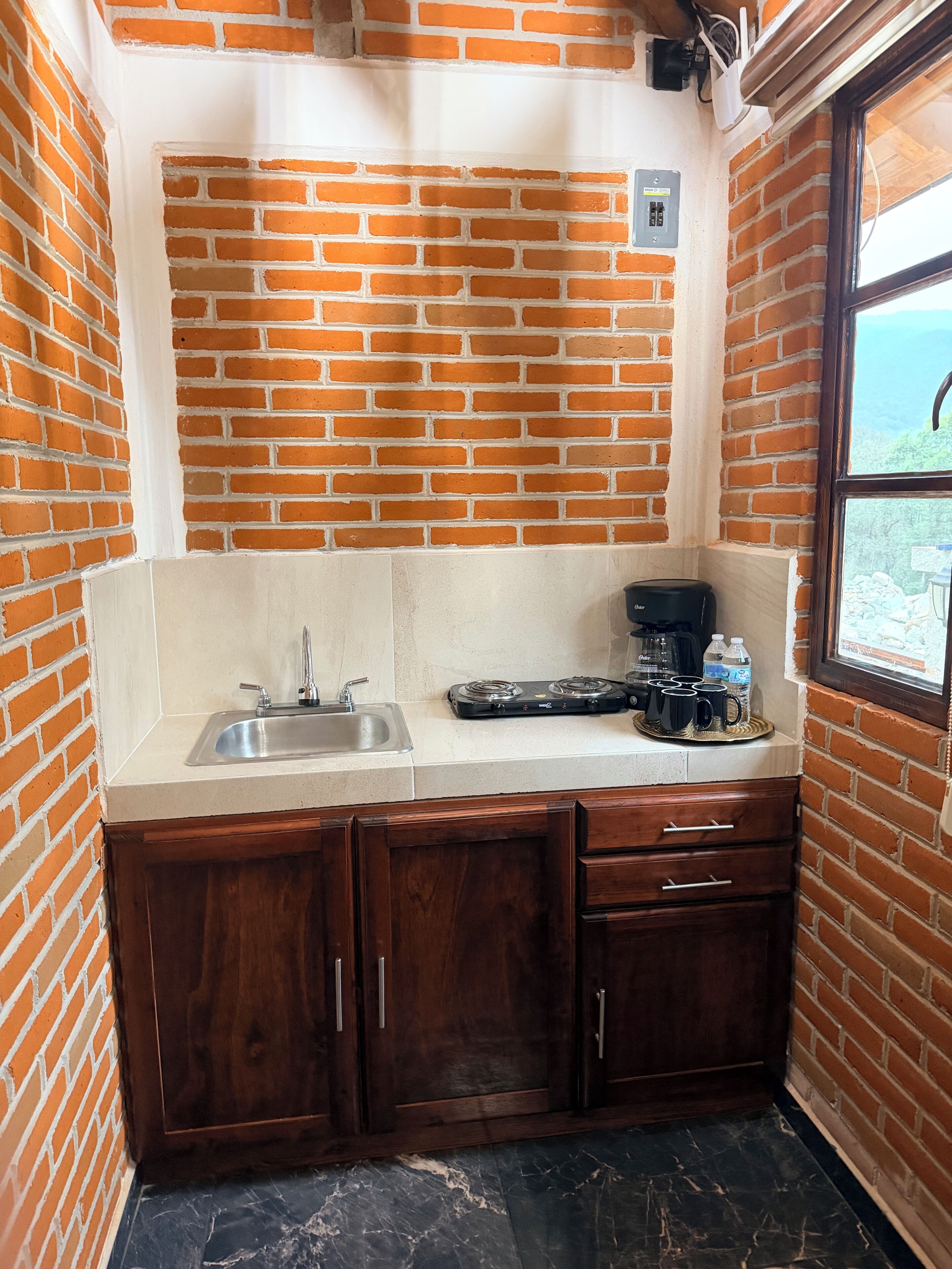 Frigobar, micro-ondas, cooktop, talheres/pratos/utensílios de cozinha