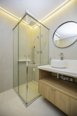Shower, hair dryer, towels - Flat c/ Piscina e Academia na Chácara Klabin (São Paulo)