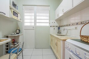 Wasserkocher mit Kaffee-/Teezubehör, Kühlschrank, Mikrowelle, Ofen