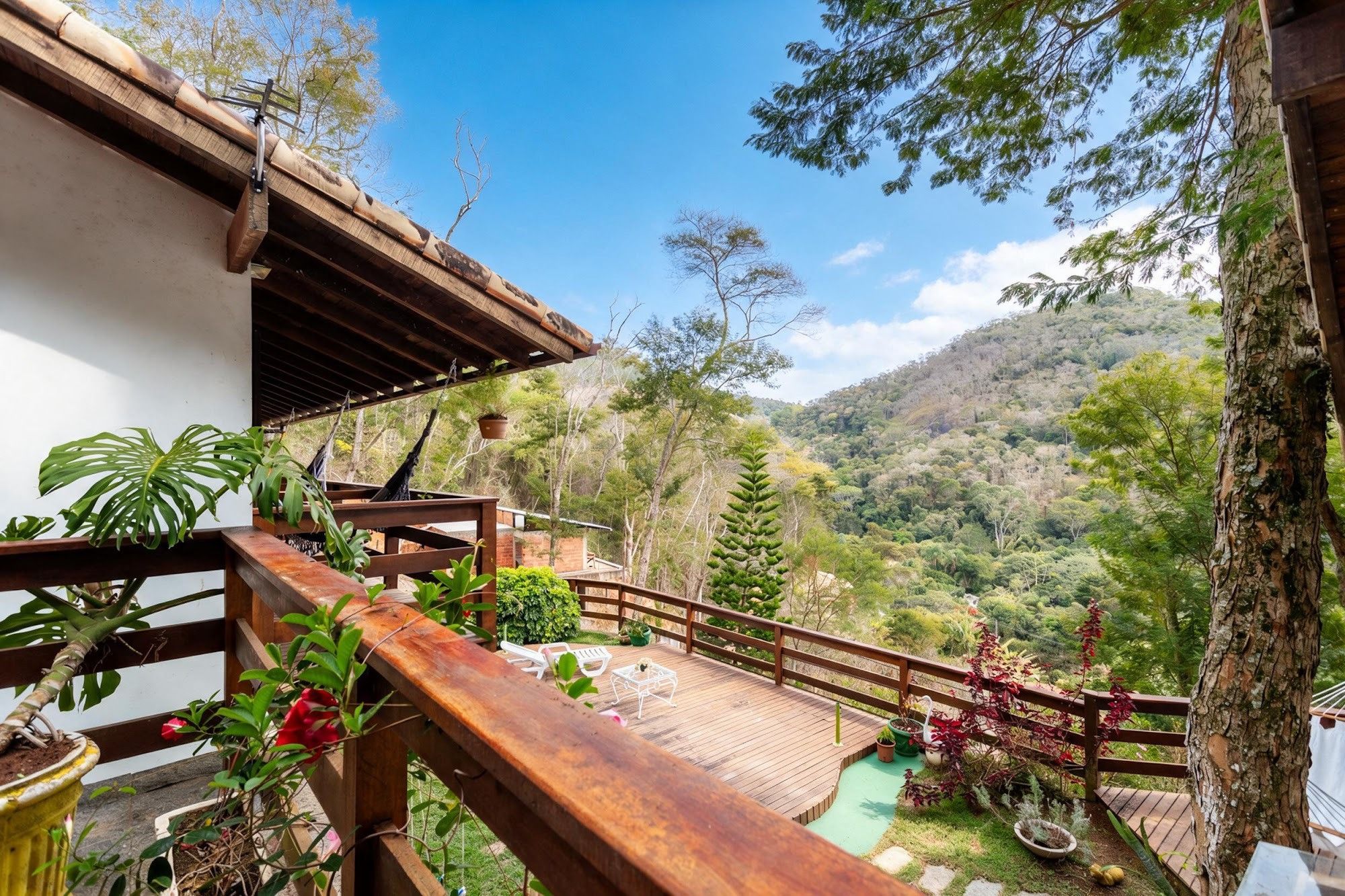 Une terrasse en bois offrant une vue sur un paysage montagneux.