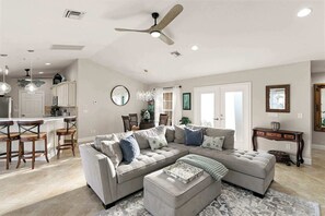 TV - Waterfront Marco Is Retreat l Heated Pool & Dock (Marco Island)