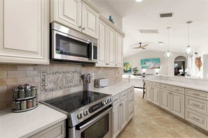Geladeira, micro-ondas, fogão, cooktop