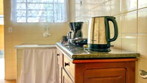 Coffee/tea maker, fridge, stovetop, cookware/dishes/utensils - Casa c garagem, wi-fi, Pet Friendly, prox Capivari (Campos do Jordão)