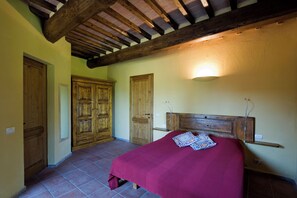 4 bedrooms, iron/ironing board, WiFi, bed sheets - The Colletalli Barn (Radicondoli)