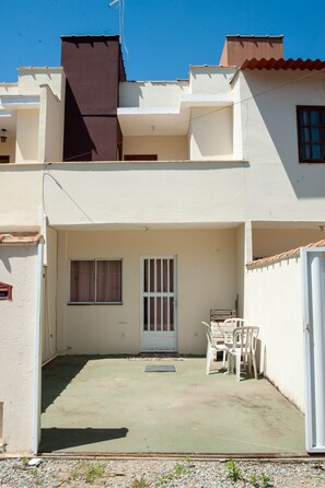Outdoor dining - Casa Pet Friendly com Varanda e Churrasqueira (Rio das Ostras)