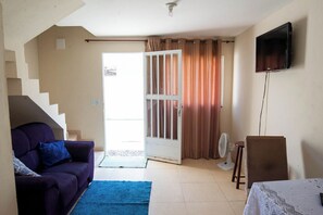 Living area - Casa Pet Friendly com Varanda e Churrasqueira (Rio das Ostras)