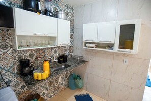 Fridge, oven, stovetop, coffee/tea maker - Casa Pet Friendly com Varanda e Churrasqueira (Rio das Ostras)