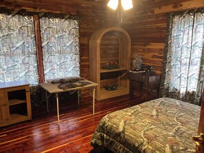 5 bedrooms, iron/ironing board, WiFi, bed sheets