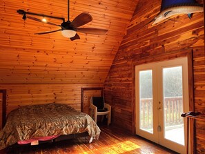 5 bedrooms, iron/ironing board, WiFi, bed sheets