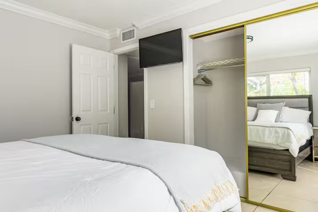 Een strijkplank/strijkijzer, internet, beddengoed