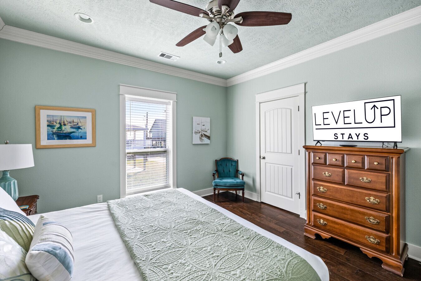 3 habitaciones, escritorio y tabla de planchar con plancha 