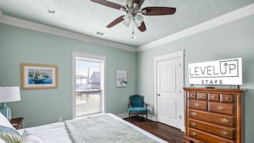 3 soverom, skrivebord, strykejern/-brett og reiseseng for barn