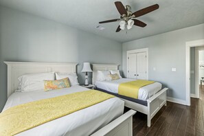 3 soverom, skrivebord, strykejern/-brett og reiseseng for barn