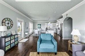 TV, books - Near beach~BBQ Grill~Swing~Sweeping Deck~Updated (Bolivar Peninsula)