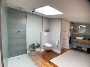 Secadora de cabello, toallas, jabón, papel de baño
