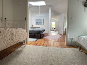 2 bedrooms, iron/ironing board, free WiFi, bed sheets - Bright top-floor apartment with large south-facing terrace (Lübeck)