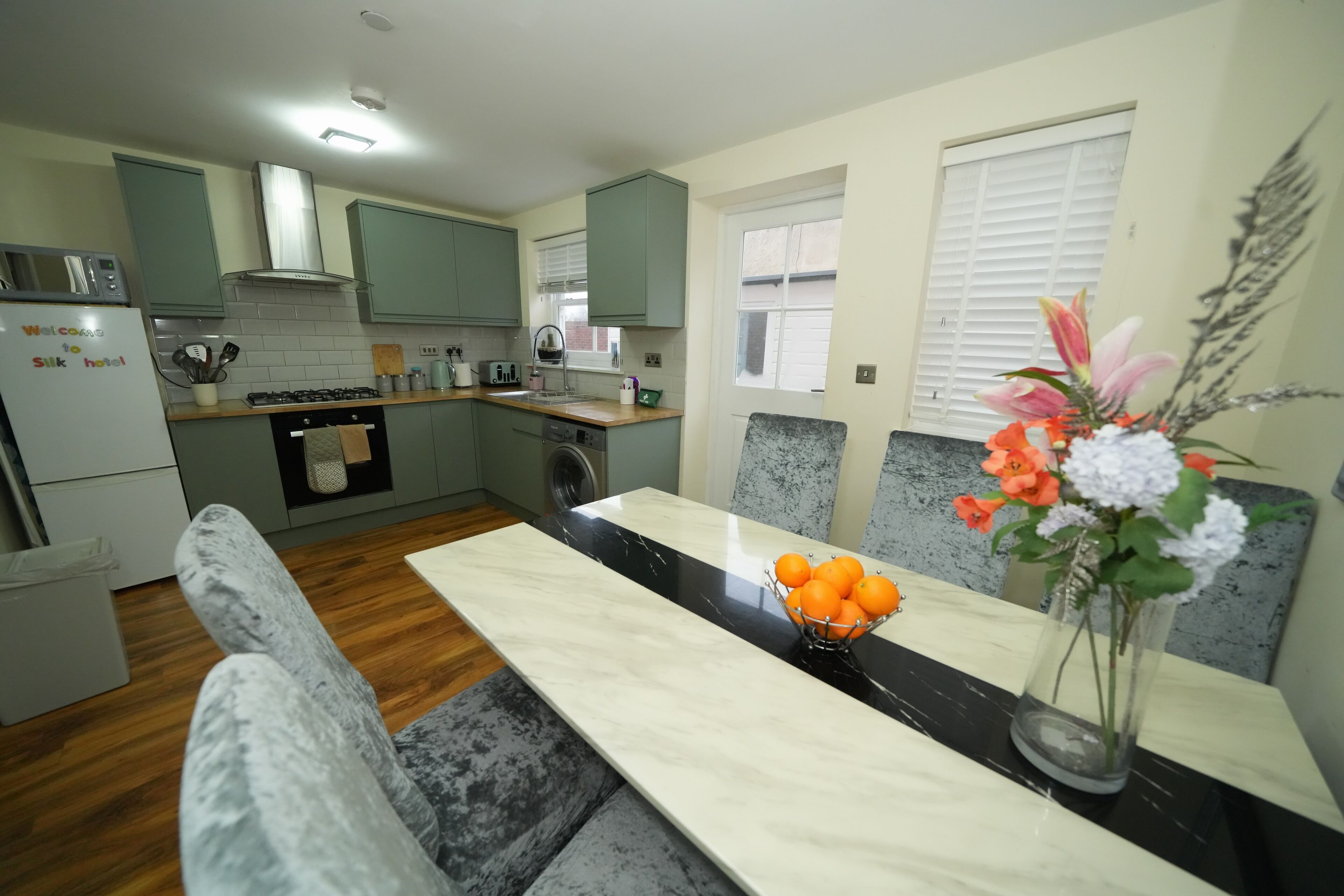 Kjøleskap, mikrobølgeovn, ovn og kokeplater