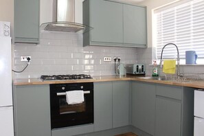 Fridge, microwave, oven, stovetop - Silk Hotel (Boston)