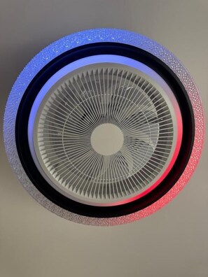 Desk, laptop workspace, iron/ironing board, free WiFi - Silk Hotel (Boston)