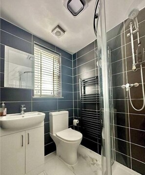 Shower, free toiletries, hair dryer, towels - Silk Hotel (Boston)