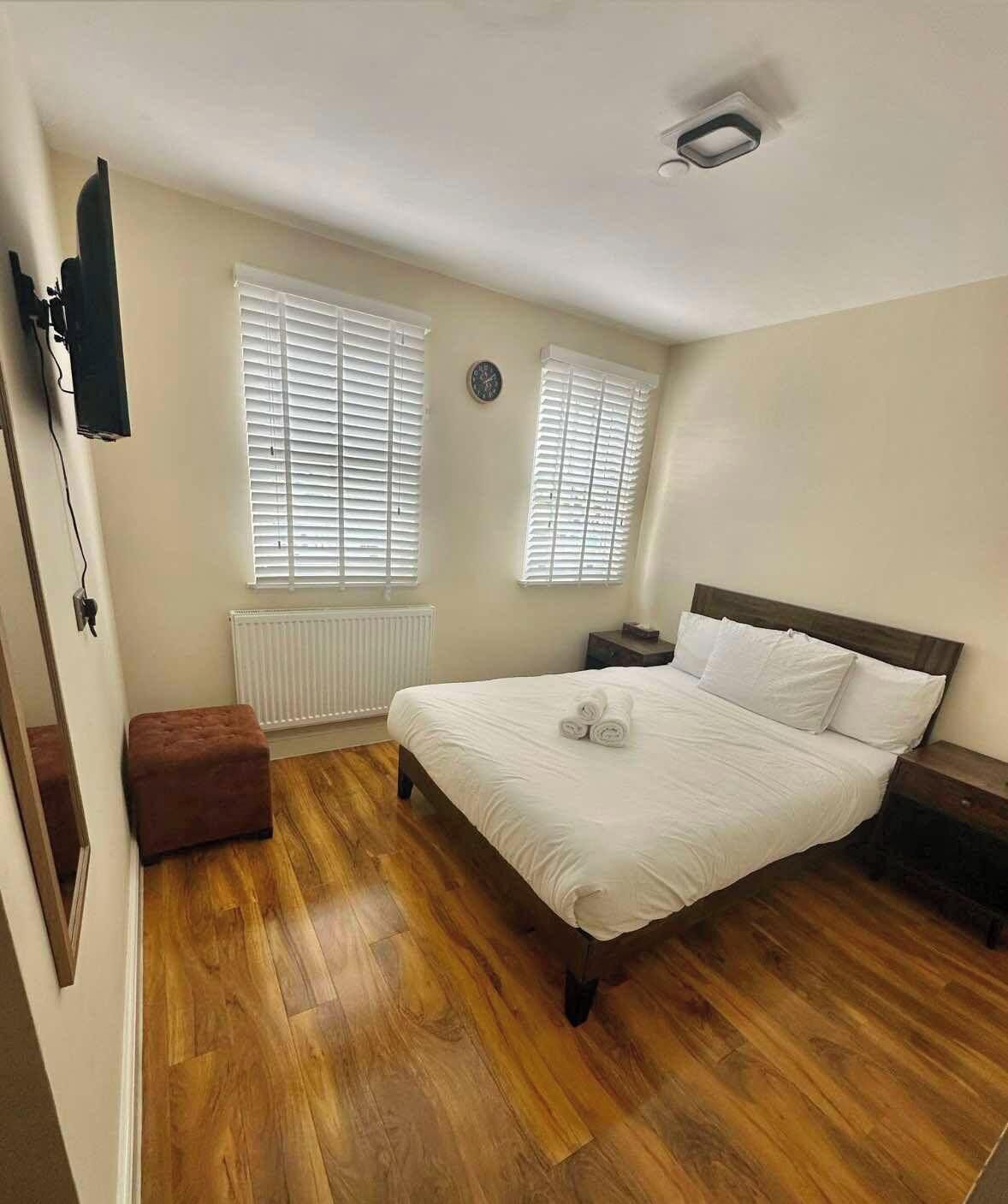 Deluxe Triple Room | Desk, laptop workspace, iron/ironing board, free WiFi