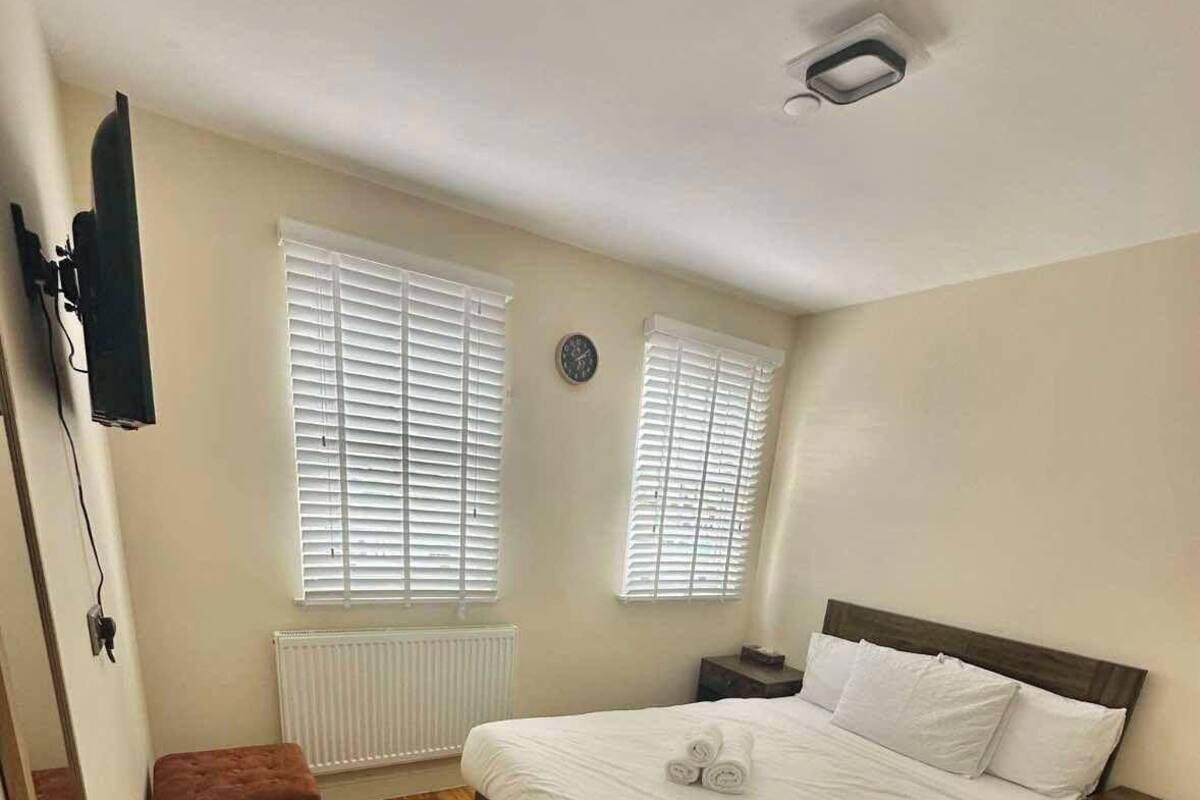 Deluxe Triple Room | Desk, laptop workspace, iron/ironing board, free WiFi