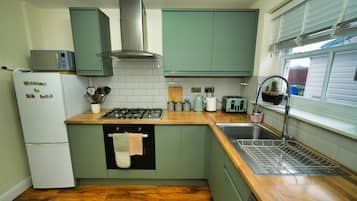 Lemari es, microwave, oven, dan kompor