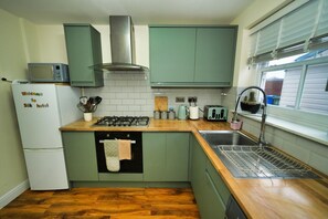 Fridge, microwave, oven, stovetop - Silk Hotel (Boston)