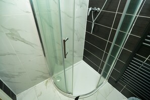 Combined shower/tub, hair dryer, towels, soap - Silk Hotel (Boston)