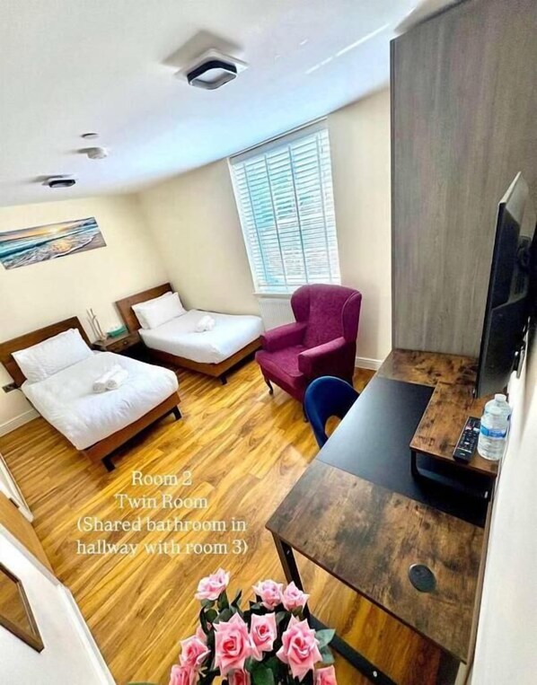 Classic Twin Room | Desk, laptop workspace, iron/ironing board, free WiFi - Silk Hotel (Boston)