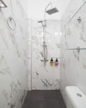 Haartrockner, Handtücher, Toilettenpapier