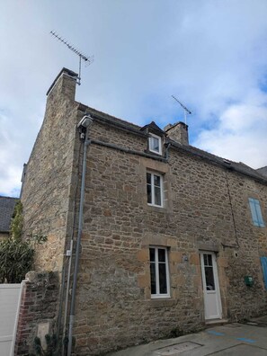 Exterior - Unique 3-level house • 2 suites • Near the beach (Saint-Jacut-de-la-Mer)