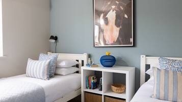 4 bedrooms, desk, iron/ironing board, travel crib