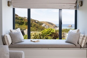 Interior - Stunning & Luxurious Family Home Overlooking The Beach With Hot Tub (Portreath)