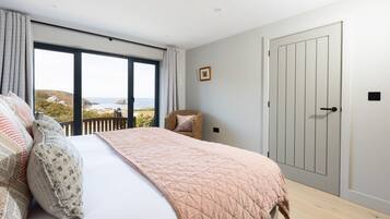 4 bedrooms, desk, iron/ironing board, travel cot