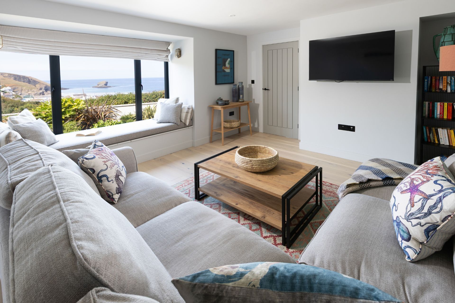 Una Smart TV, una chimenea, libros, una biblioteca de música
