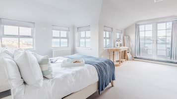 6 bedrooms, desk, iron/ironing board, free WiFi