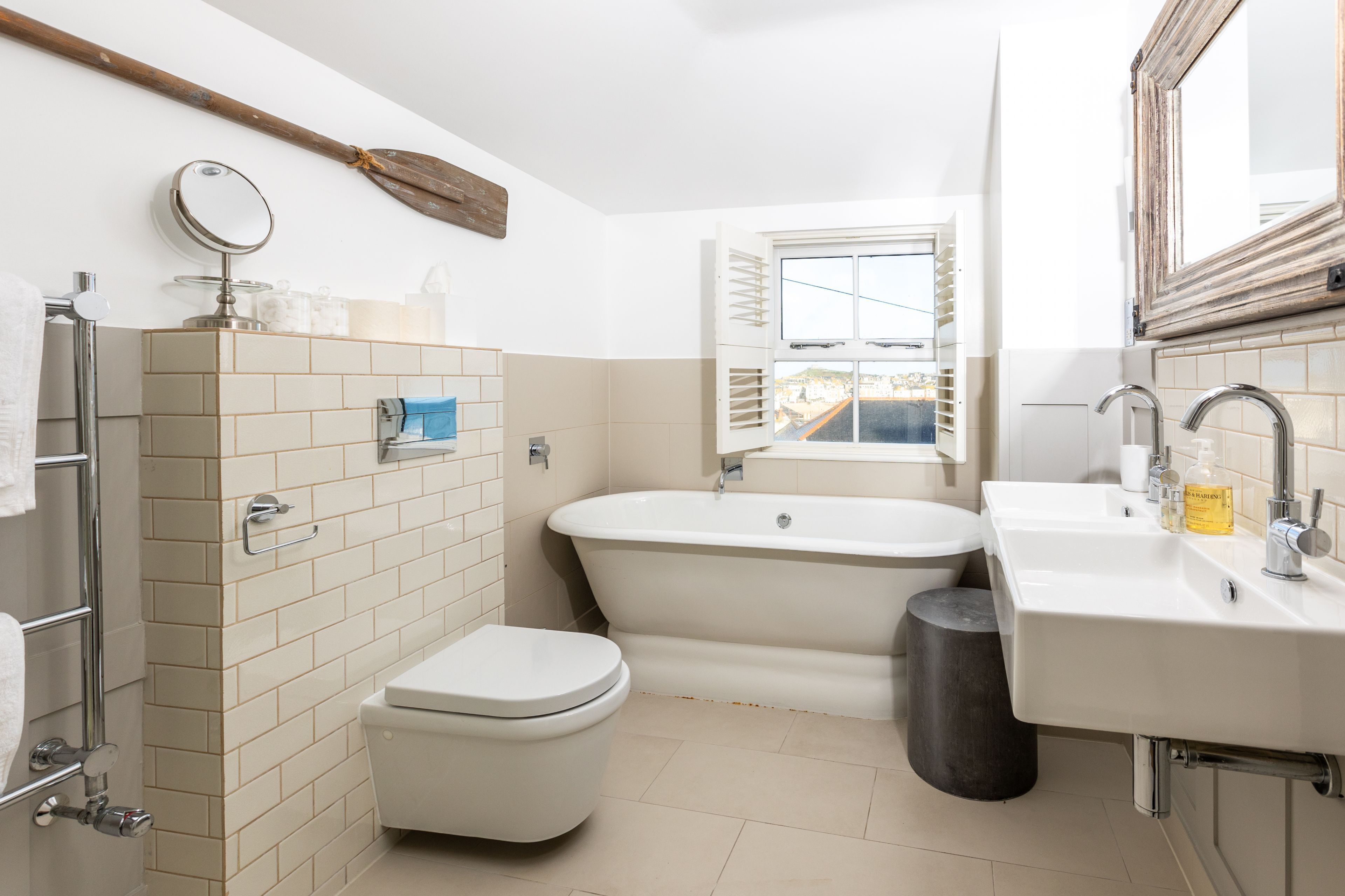 A bathroom with a toilet, bathtub, and sink.