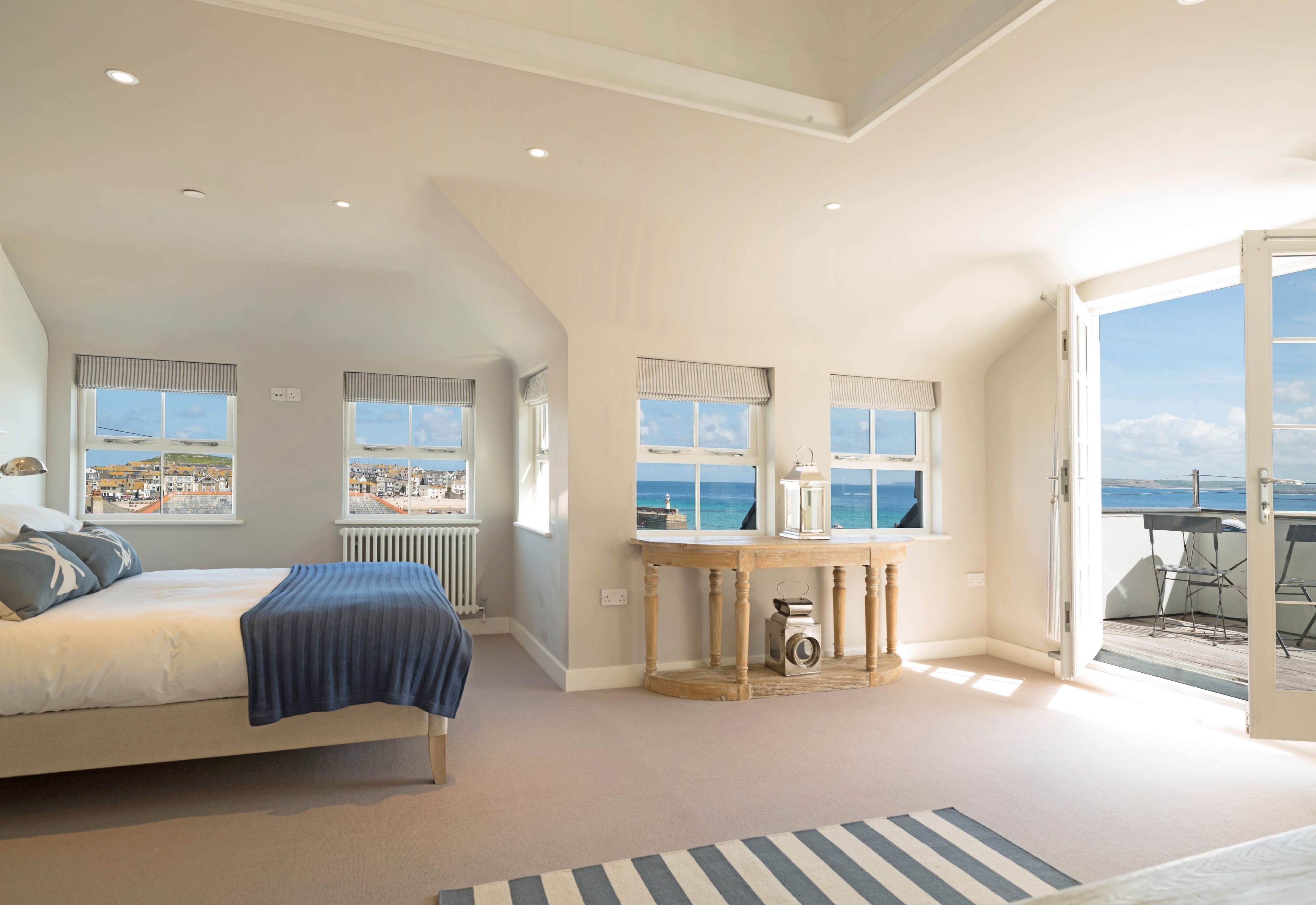 6 bedrooms, desk, iron/ironing board, WiFi (free)
