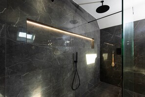 Shower, hair dryer, towels - Extraordinary 4 bedroom new home in Mevagissey overlooking the sea and beach - Cinema Den, Parking, (Mevagissey)