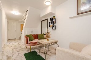 Living area - Tranquil Burien Getaway (Burien)