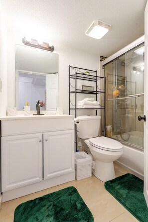 Shower, hair dryer, towels, soap - Tranquil Burien Getaway (Burien)